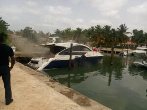 Yate con humo